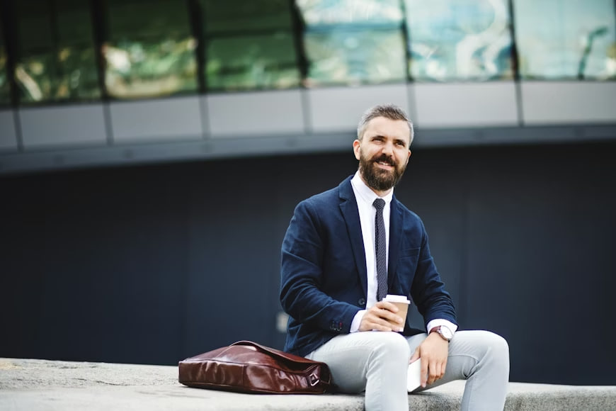 Hombre adulto activo con estilo de vida equilibrado